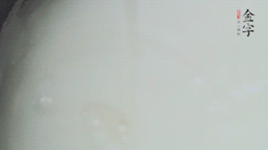 將浸泡了30分鐘的米放入電飯煲中，在水中加入半勺油。