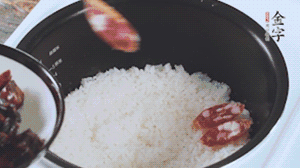 開(kāi)蓋觀察飯，水微微收干，放入切好的金字香腸、醬肉、醬肉香腸。