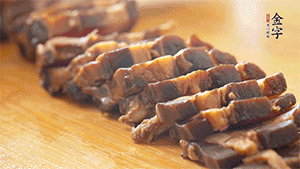 金字醬肉切片。