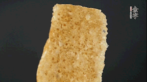 油炸豬皮冷水泡發(fā)，切成菱形。