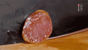 金字火腿肉香腸上鍋蒸15分鐘，切片備用。