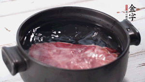 金字火肉溫水浸泡2小時(shí)。（火肉發(fā)酵時(shí)間比火腿短，肉質(zhì)比火腿略軟，鹽分更低）