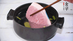 整塊豬肉，加蔥、姜片、料酒焯水。