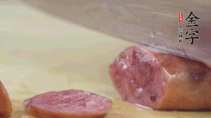 拿出香腸和臘肉，切成片后重新鋪入。