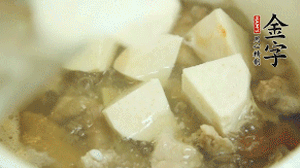 加入適量清水、黃酒燉開后，小火煮1小時(shí)即可。