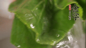小青菜從根部掰開，分別洗凈。