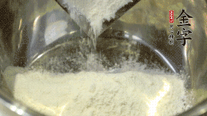 【油皮】1．將油皮材料放入料盆中，緩緩加100ml水，攪拌成雪花片狀。在案板上反復(fù)揉搓成有一定筋度的光潔面團(tuán)，搓成12個(gè)團(tuán)子。