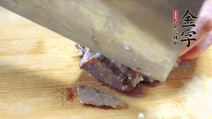 金字鹵牛肉打開(kāi)包裝，把牛肉切成片狀。（眼見(jiàn)為實(shí)，用一整塊牛肉鹵制的鹵牛肉哦，牛肉的香氣感覺(jué)撲鼻而來(lái)有木有?。。。?>
					</div>
					<span>步驟 6/7</span>
					<p>金字鹵牛肉打開(kāi)包裝，把牛肉切成片狀。（眼見(jiàn)為實(shí)，用一整塊牛肉鹵制的鹵牛肉哦，牛肉的香氣感覺(jué)撲鼻而來(lái)有木有?。。。?/p>
				</li><li>
					<div   id=