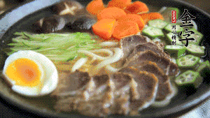 最后，將所有食材都擺到面碗上，呈現(xiàn)美美的視覺(jué)就可以了！