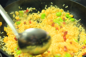 然后加入炒好的食材混合均勻，炒熟即可。出鍋前加少許黑胡椒、鹽和蔥花就可以啦?。?！
