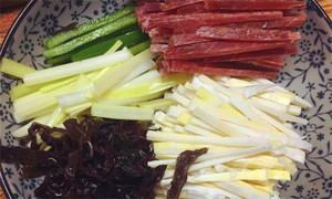 黑木耳泡發(fā)，黑木耳、韭黃、雷筍、青椒切成絲。