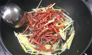 火腿絲、筍絲、黑木耳絲汆水后，瀝干。