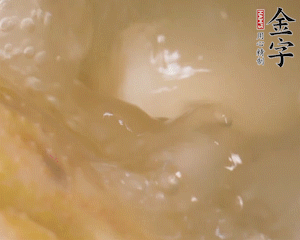 沸騰后撈出蔥結(jié)，小火燉45分鐘，加山藥再燉15分鐘。
