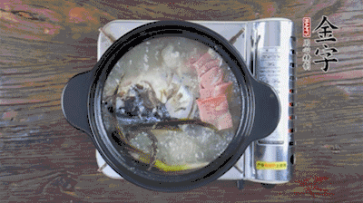 放豆腐、海鮮菇繼續(xù)中小火煮5分鐘。