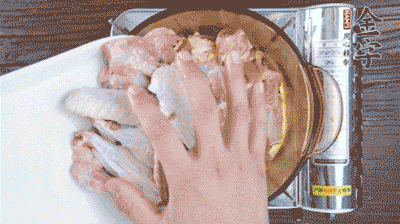 加料酒、蔥姜焯水2分鐘，清洗備用。