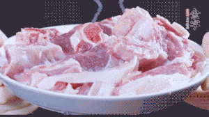 新鮮羊肉冷水入鍋，加姜片、清水焯水，除去血沫。