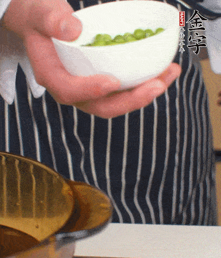 胡蘿卜、豌豆和干花菇焯水。