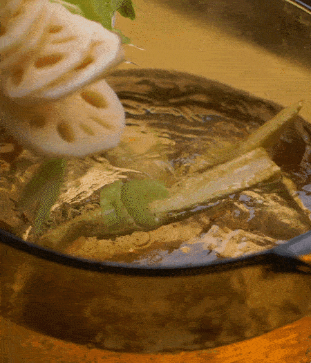 把玉米筍（對半切開）、西芹（切斜片）、蓮藕（切片），放入開水鍋內(nèi)，加點(diǎn)少許鹽、油，汆燙2分鐘。