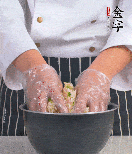 米飯中放西蘭花碎、咸肉丁，加少許黑胡椒、十來滴橄欖油拌勻。