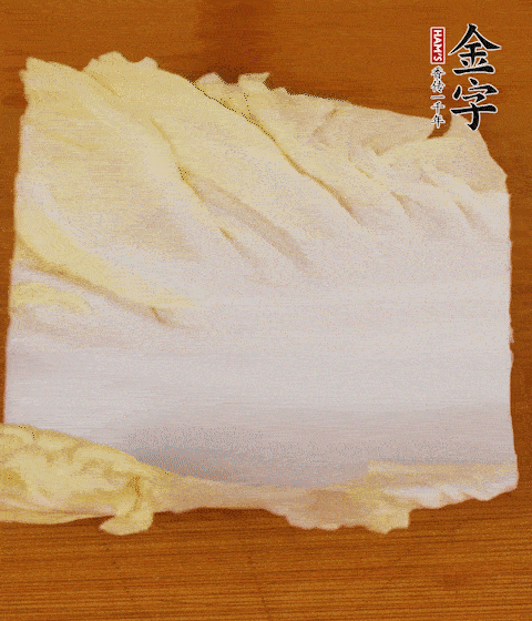 一片白菜一片淡火腿交替疊起，疊個(gè)兩三層放進(jìn)鍋內(nèi)，直到塞滿鍋。