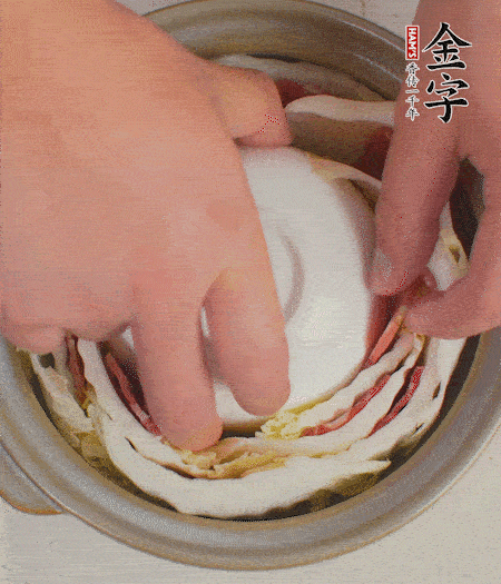 寬度剛好是鍋的高度?？垡粋€(gè)小碗更有助于幫助造型。