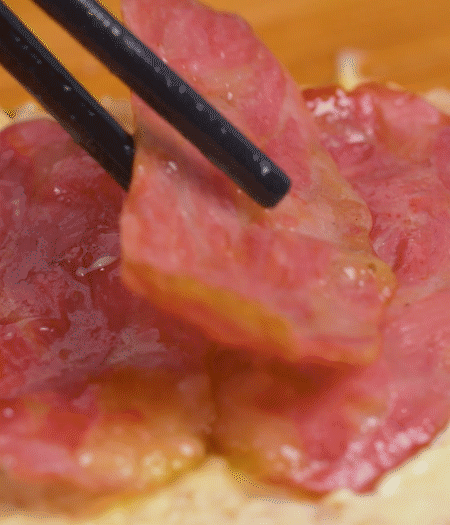 放上火腿、芝士片、生菜，再放一片土司。