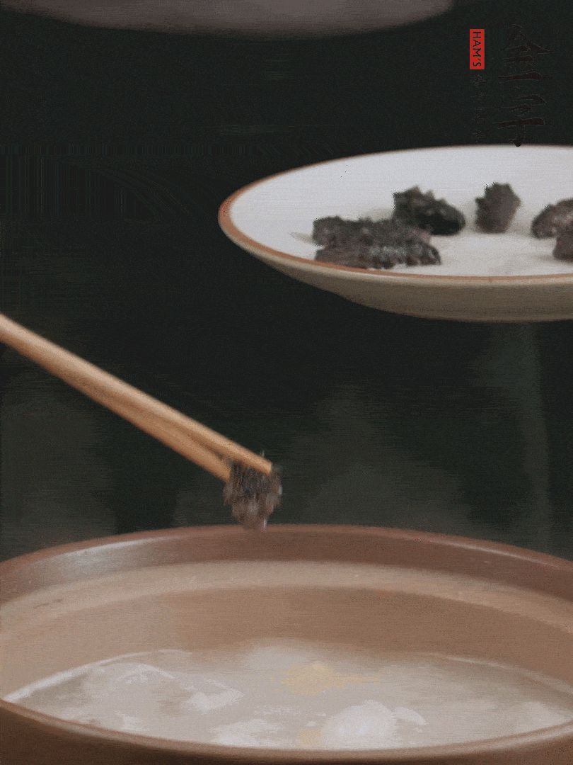期間雞湯燉到80分鐘時(shí)，加小海參再燉10分鐘。