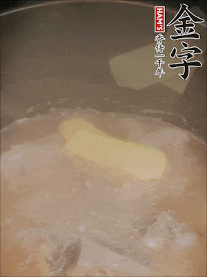 排骨洗凈，加生姜、黃酒焯水，溫水洗凈備用。