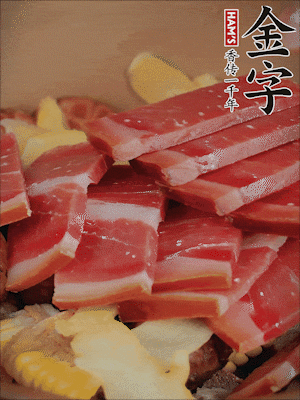 除鮑魚外的所有材料放進(jìn)鍋里，加清水、姜、黃酒，大火燒開，轉(zhuǎn)小火煲90分鐘。