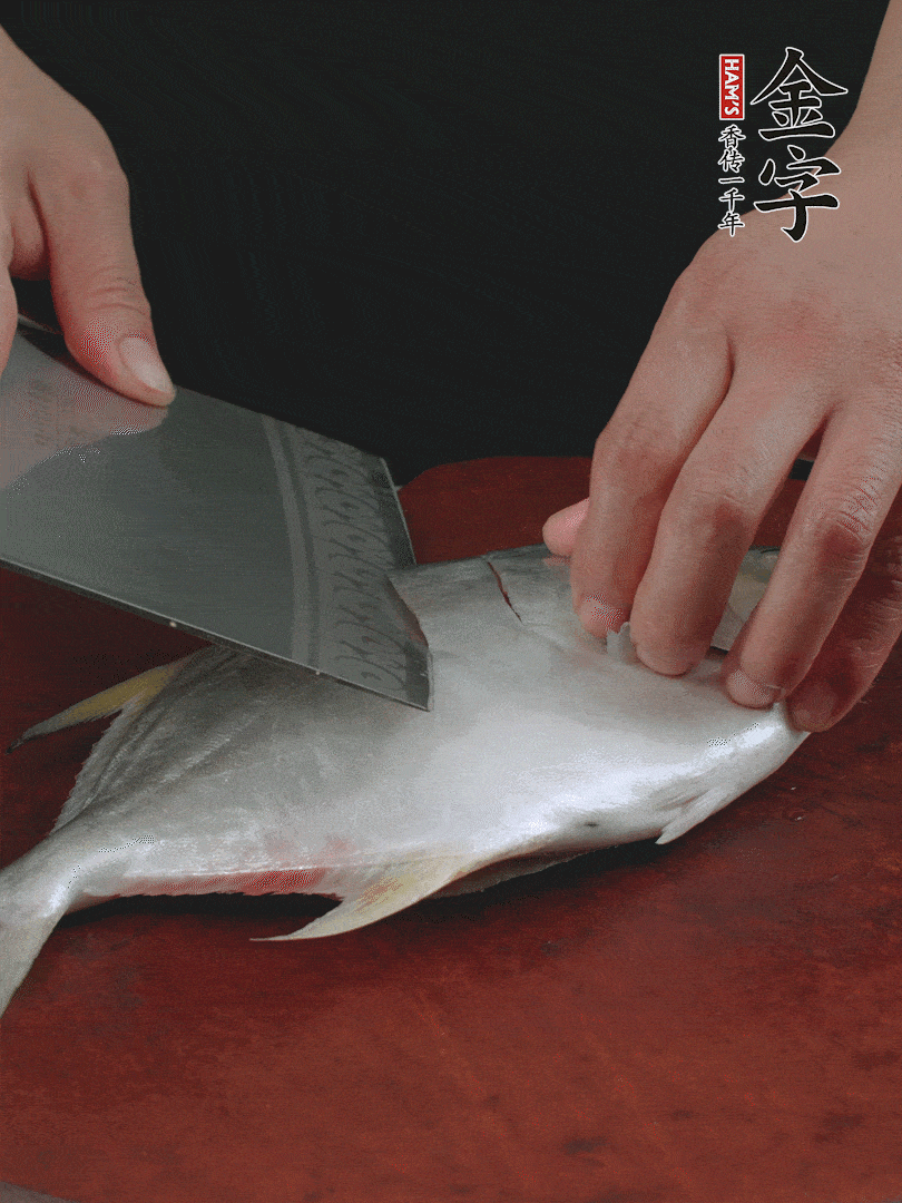 處理干凈銀鯧魚1條，表面斜刀切出花刀。