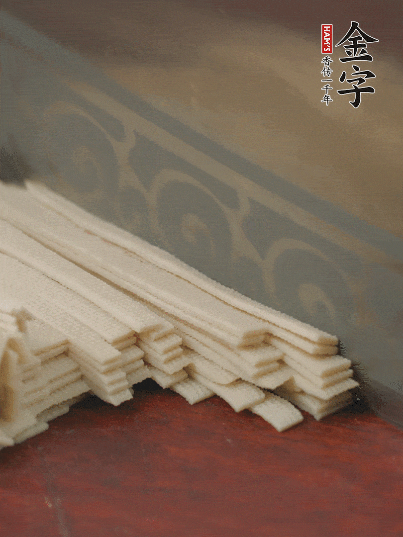 燉火腿期間，千張切細絲，白蘿卜去皮切細絲，蒜葉切細丁。