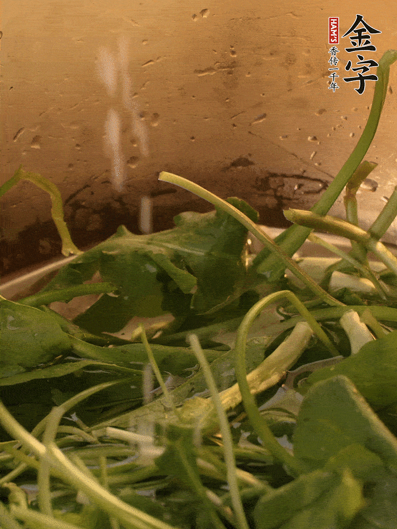 薺菜去掉根部，加小蘇打、鹽熱水沸騰燙軟。