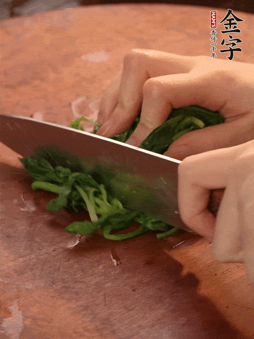 晾涼拽干水份，切碎備用。
