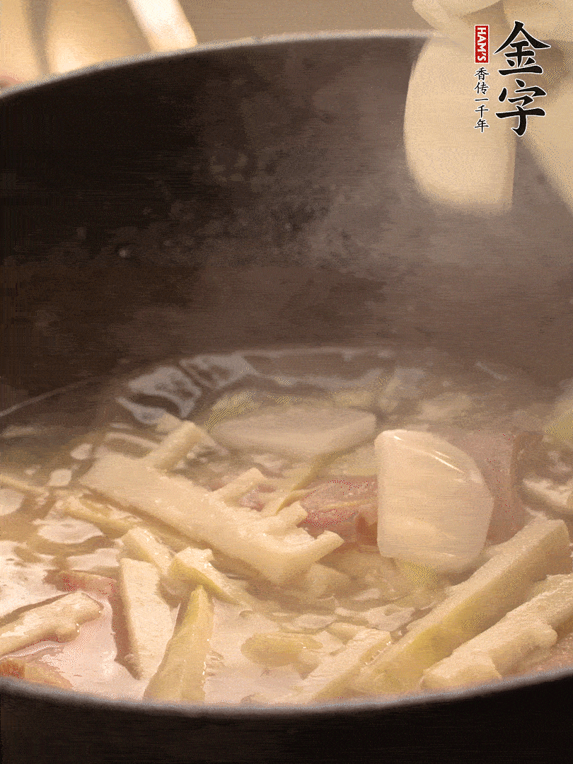 加一點開水后，放年糕燜2分鐘至軟。