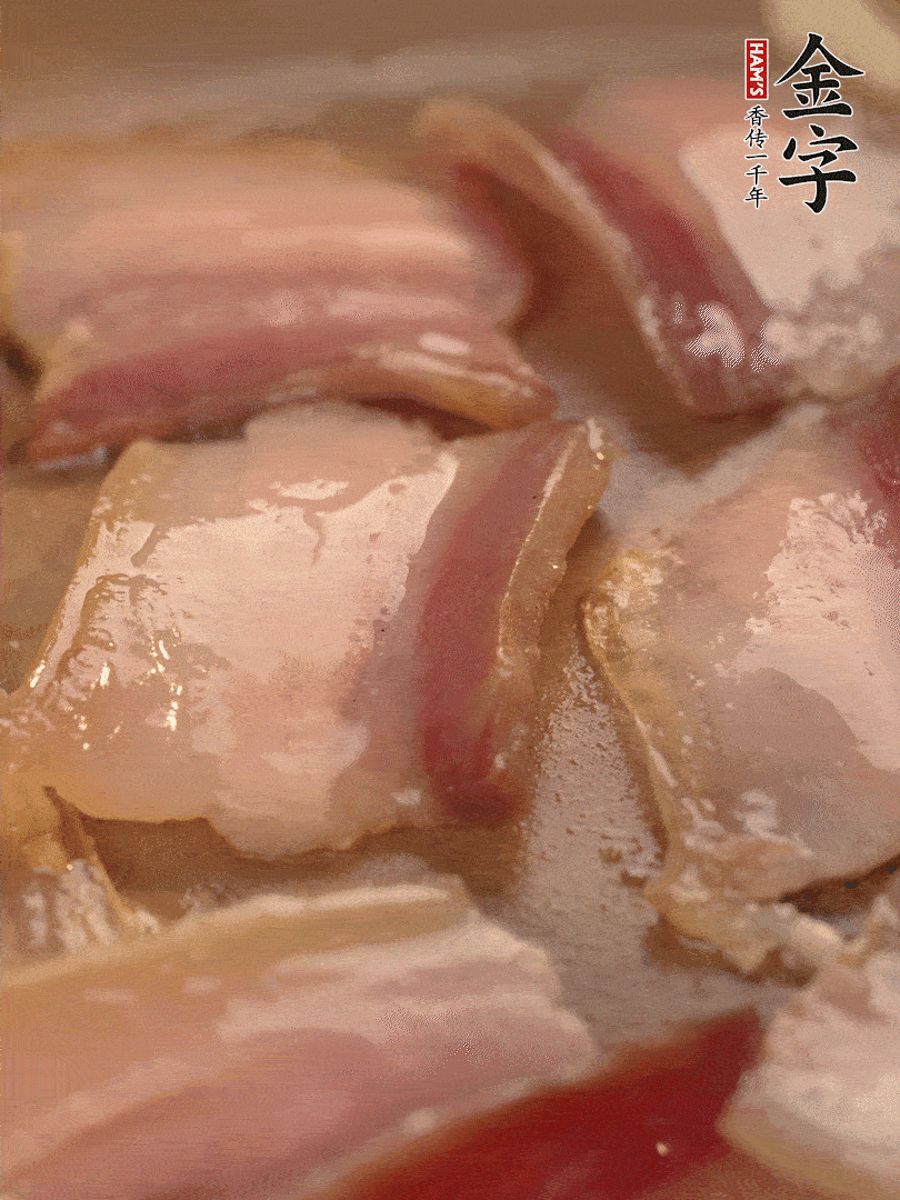 鍋中熱油煸香大蒜、咸肉。