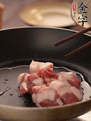 五花肉切條，煎到兩面金黃。