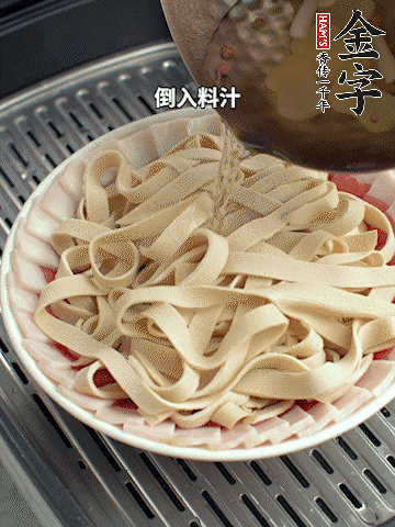 將料汁倒入食材中，改上保鮮膜蒸半小時(shí)。