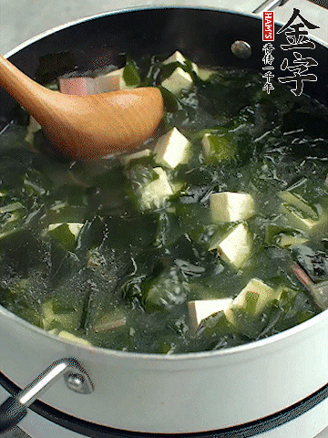 煮到沸騰后，再放入豆腐蓋蓋子煮3分鐘。