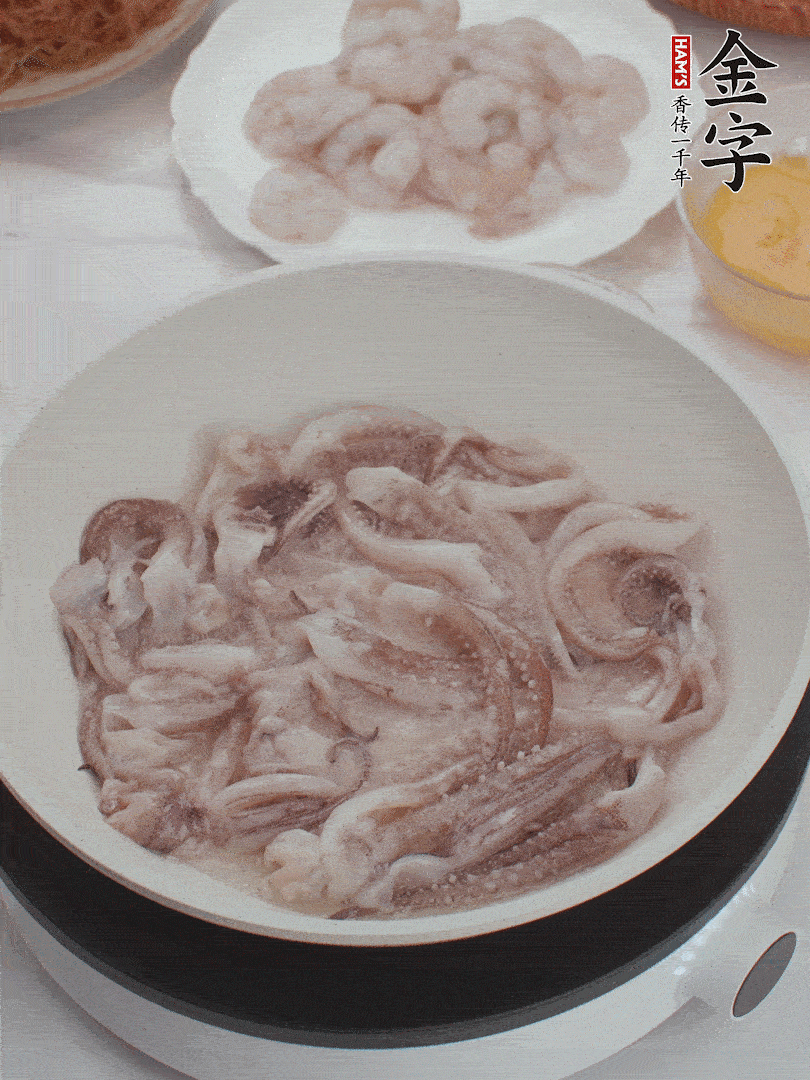蝦仁、魷魚滑油，蛋液炒制半熟。