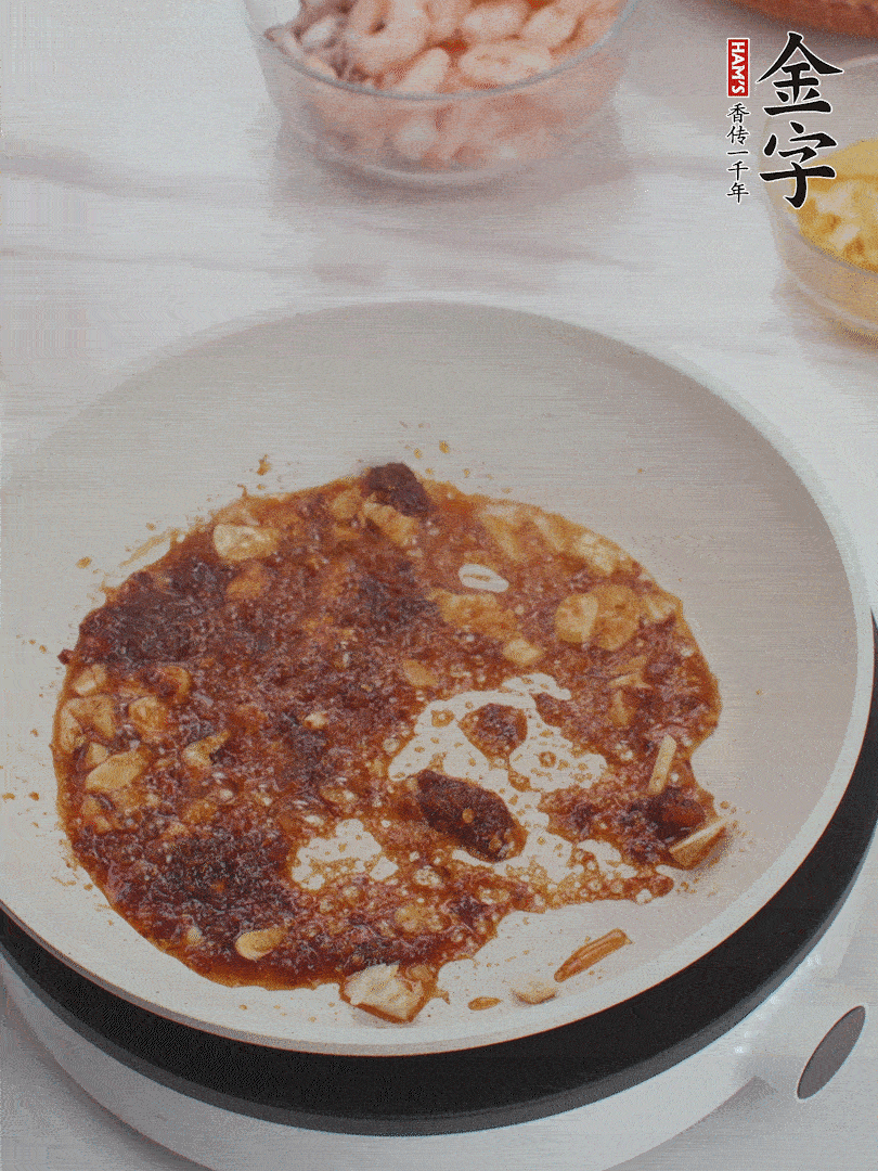 冷鍋熱油，1大勺金字火腿XO醬、蒜末炒香，倒粉絲一起炒。