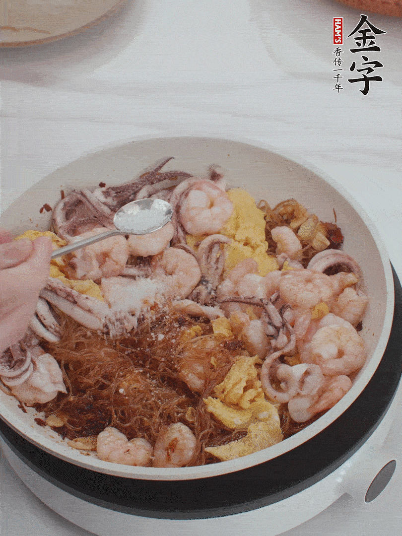 加雞蛋，蝦仁，魷魚混合。