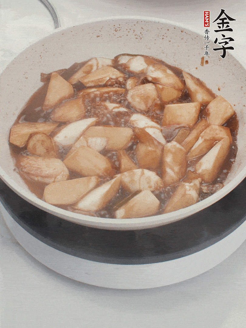 待茭白煸到微微發(fā)黃加入調(diào)好的味汁翻炒。加一小碗清水蓋蓋子燜3-4分鐘。