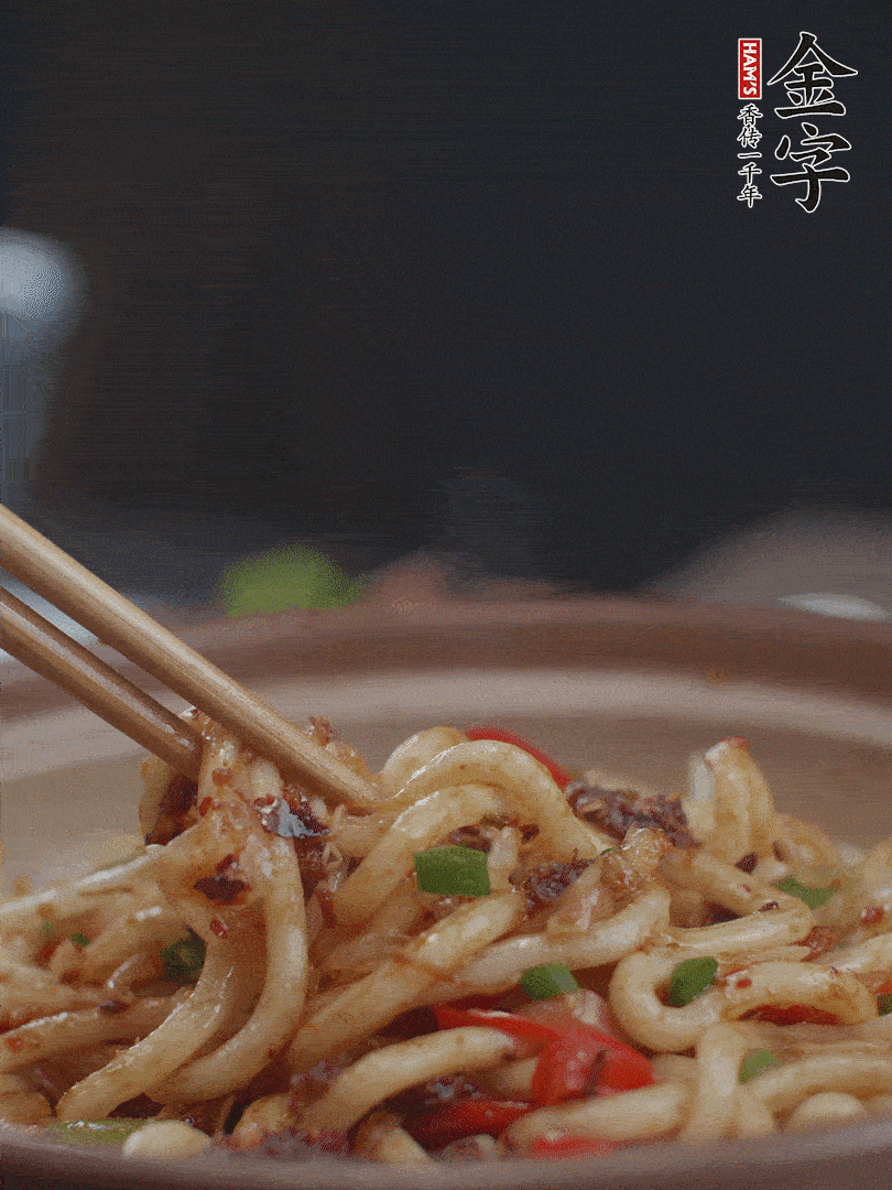 一小撮鹽調(diào)味。最后可以點(diǎn)綴香蔥段。
