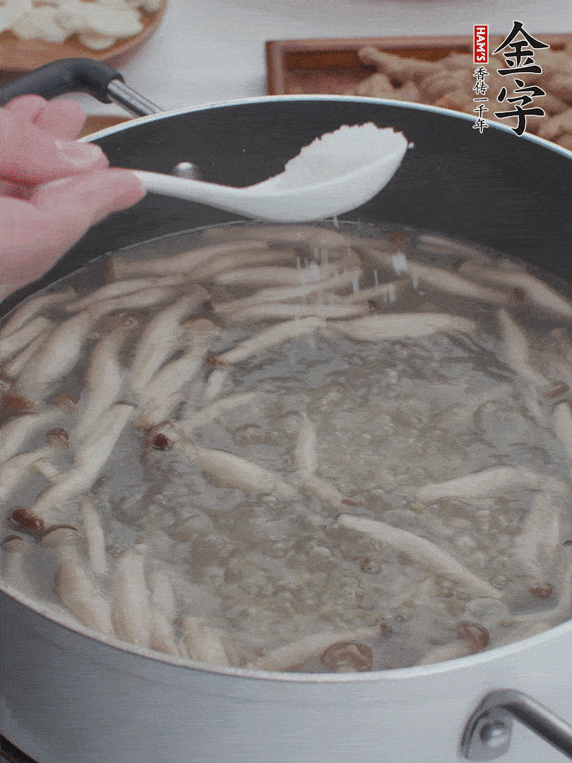 1勺鹽、一點(diǎn)胡椒粉調(diào)味。