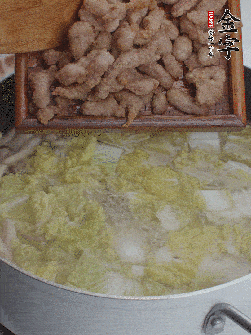 水開后煮10分鐘，下娃娃菜、小酥肉煮3分鐘。