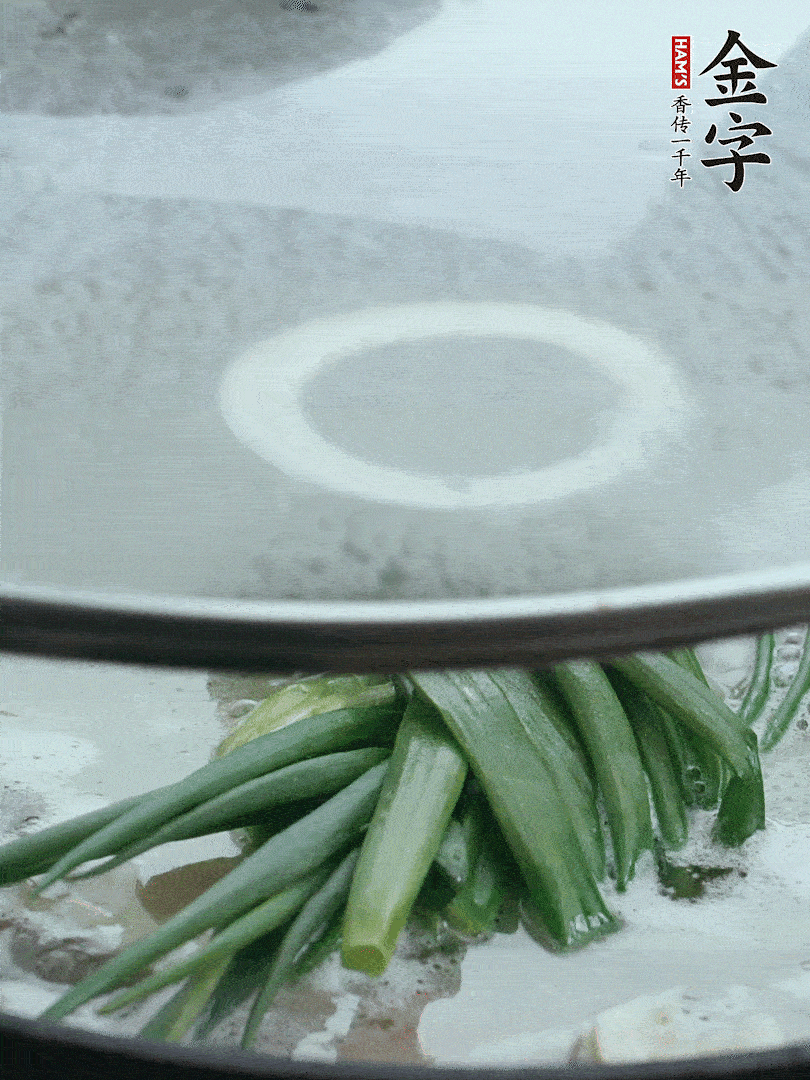 加蔥結(jié)去腥，大火開后中火燒20分鐘。