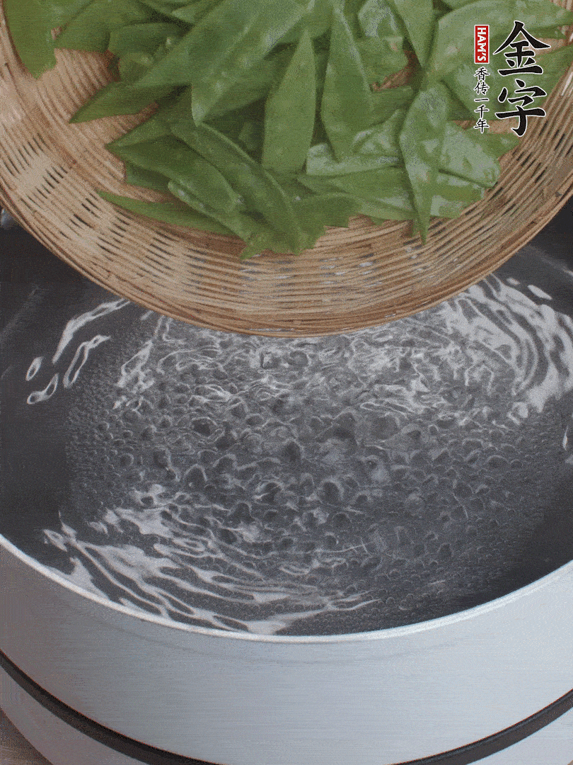 甜豆莢撕掉老筋，斜切兩半，焯水1分鐘。