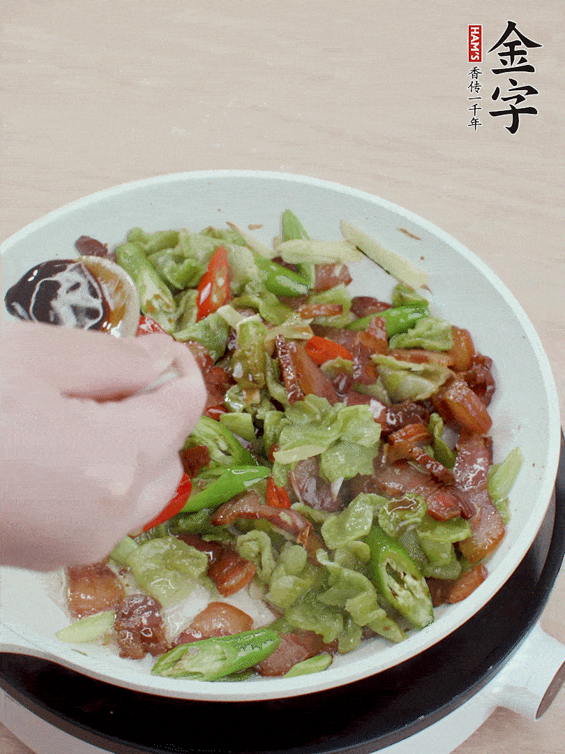 2勺生抽調(diào)味，最后撒蒜葉。