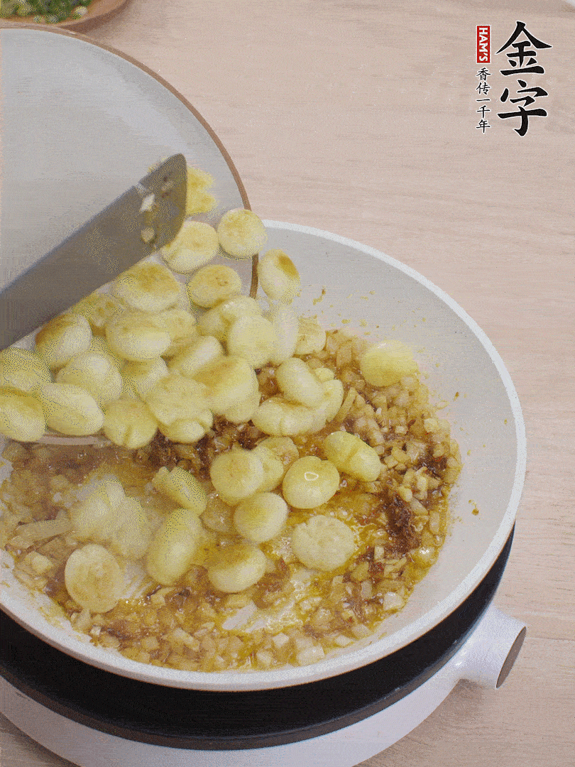 下小土豆翻炒均勻。