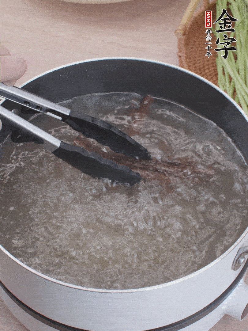 金字醬油肉下鍋煮10分鐘，切薄片。